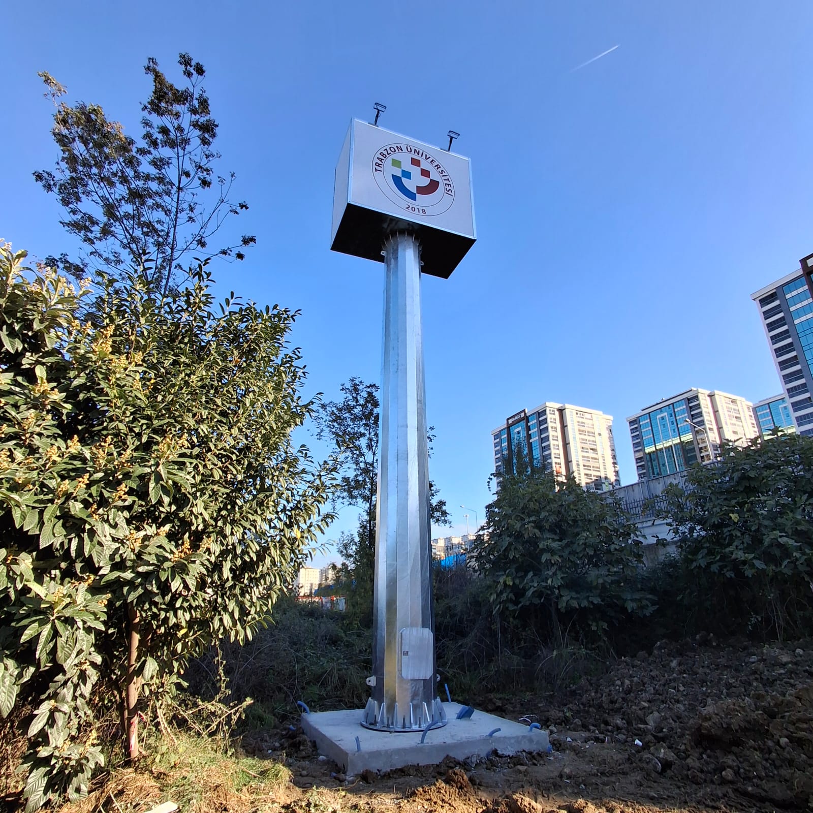 Arus Enerji modern totem kule uygulaması